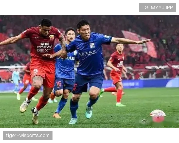 上海海港近期阵容调整明显,多位主力缺席对比赛节奏产生影响 上海海港近期阵容调整明显,多位主力缺席对比赛节奏产生影响